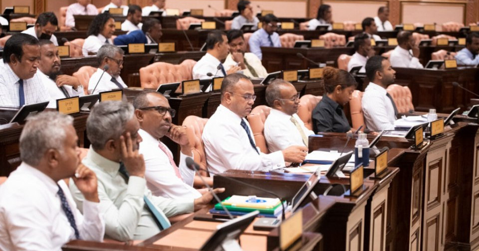 Majilis memberunge ithubaaru gehlunkan ninmaany siyaasee party thakun? raiyyunge baaru kendijje