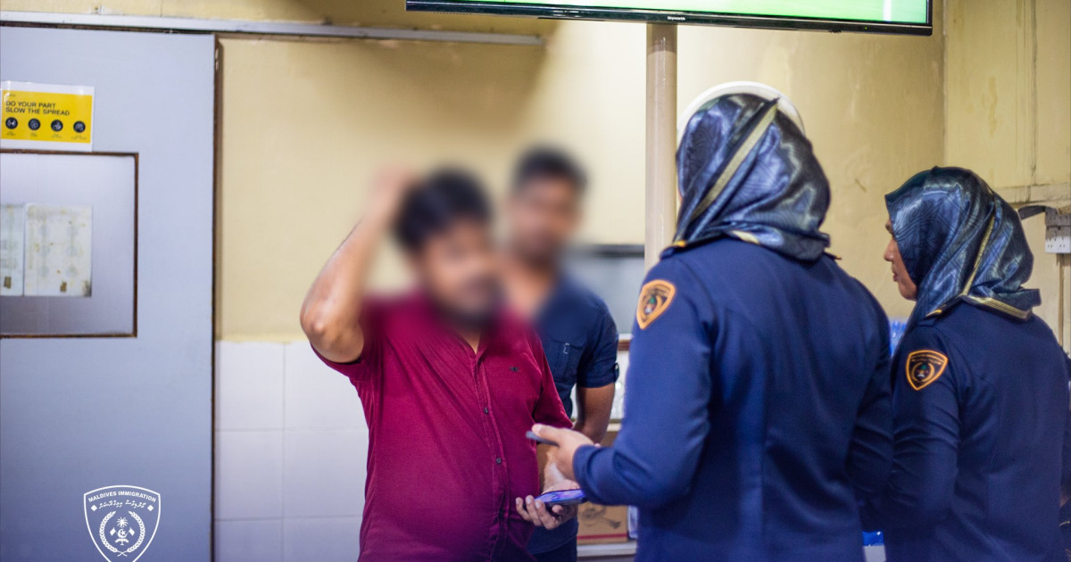 Bidheyseenge fee dhahkan muhdhahiy kanda alhaifi