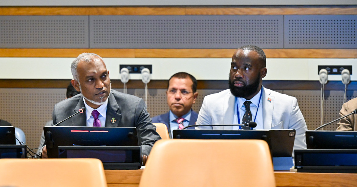 Kudhin gaumuthah dharani adhaa kuran ehee beynunvaa kamah raeesuljumhoorihyaa vidhaalhu vehjje